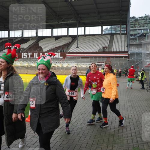 07.12.2025 - St. Pauli X-Mass-Run No. 15 Fabian Wolf http://msf.ph/oto/9398428 07.12.2025 10:51:03 Ziel 249, 381, 769, 1691, 2737, 2738 meine-sportfotos.de