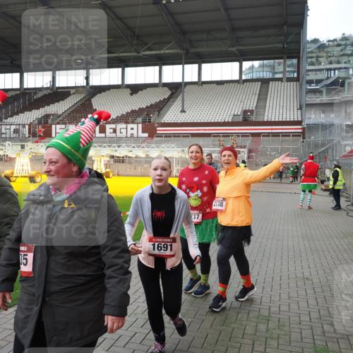 07.12.2025 - St. Pauli X-Mass-Run No. 15 Fabian Wolf http://msf.ph/oto/9398430 07.12.2025 10:51:04 Ziel 249, 381, 769, 1691, 2737, 2738 meine-sportfotos.de