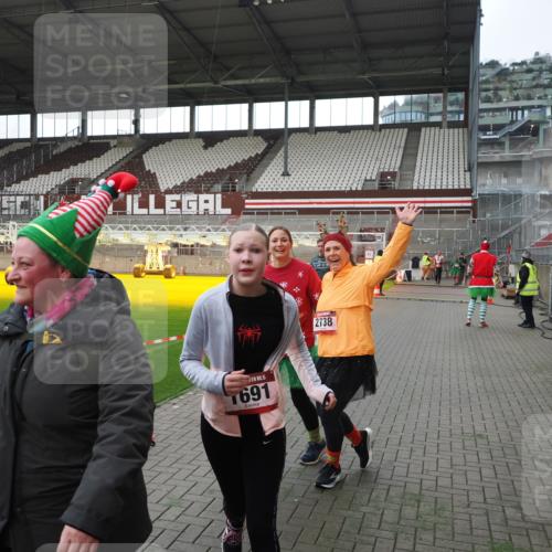 07.12.2025 - St. Pauli X-Mass-Run No. 15 Fabian Wolf http://msf.ph/oto/9398431 07.12.2025 10:51:04 Ziel 249, 381, 769, 1691, 2737, 2738 meine-sportfotos.de