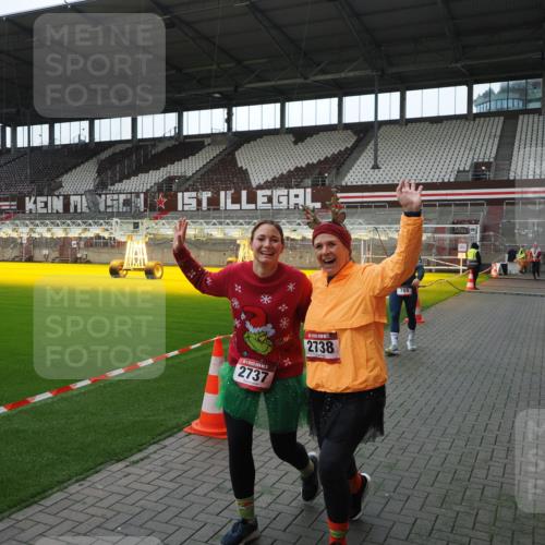 07.12.2025 - St. Pauli X-Mass-Run No. 15 Fabian Wolf http://msf.ph/oto/9398434 07.12.2025 10:51:05 Ziel 249, 381, 769, 1691, 2737, 2738 meine-sportfotos.de