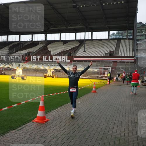 07.12.2025 - St. Pauli X-Mass-Run No. 15 Fabian Wolf http://msf.ph/oto/9398441 07.12.2025 10:51:08 Ziel 249, 769, 1093, 1691, 3199, 3342 meine-sportfotos.de