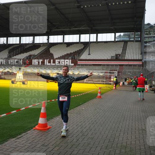 07.12.2025 - St. Pauli X-Mass-Run No. 15 Fabian Wolf http://msf.ph/oto/9398446 07.12.2025 10:51:09 Ziel 249, 769, 1093, 1691, 3199, 3342 meine-sportfotos.de