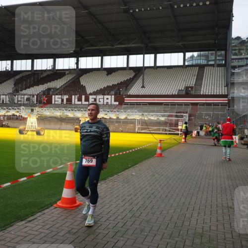 07.12.2025 - St. Pauli X-Mass-Run No. 15 Fabian Wolf http://msf.ph/oto/9398448 07.12.2025 10:51:09 Ziel 249, 769, 1093, 1691, 3199, 3342 meine-sportfotos.de