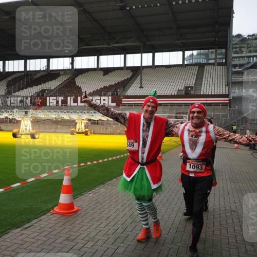 07.12.2025 - St. Pauli X-Mass-Run No. 15 Fabian Wolf http://msf.ph/oto/9398457 07.12.2025 10:51:17 Ziel 1093, 3199, 3342 meine-sportfotos.de