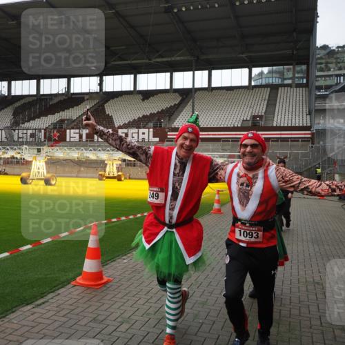 07.12.2025 - St. Pauli X-Mass-Run No. 15 Fabian Wolf http://msf.ph/oto/9398458 07.12.2025 10:51:17 Ziel 1093, 3199, 3342 meine-sportfotos.de