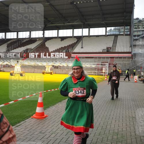 07.12.2025 - St. Pauli X-Mass-Run No. 15 Fabian Wolf http://msf.ph/oto/9398463 07.12.2025 10:51:18 Ziel 1093, 3199, 3342 meine-sportfotos.de