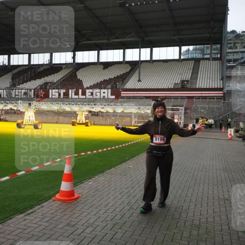 07.12.2025 - St. Pauli X-Mass-Run No. 15 Fabian Wolf http://msf.ph/oto/9398469 07.12.2025 10:51:21 Ziel 1093, 3199, 3342 meine-sportfotos.de