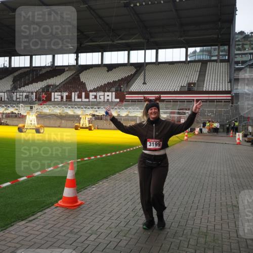 07.12.2025 - St. Pauli X-Mass-Run No. 15 Fabian Wolf http://msf.ph/oto/9398471 07.12.2025 10:51:21 Ziel 1093, 3199, 3342 meine-sportfotos.de