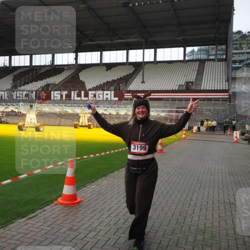 07.12.2025 - St. Pauli X-Mass-Run No. 15 Fabian Wolf http://msf.ph/oto/9398473 07.12.2025 10:51:22 Ziel 1093, 3199, 3342 meine-sportfotos.de