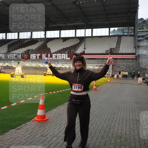07.12.2025 - St. Pauli X-Mass-Run No. 15 Fabian Wolf http://msf.ph/oto/9398474 07.12.2025 10:51:22 Ziel 1093, 3199, 3342 meine-sportfotos.de