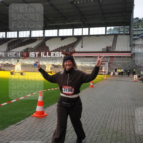 07.12.2025 - St. Pauli X-Mass-Run No. 15 Fabian Wolf http://msf.ph/oto/9398475 07.12.2025 10:51:22 Ziel 1093, 3199, 3342 meine-sportfotos.de