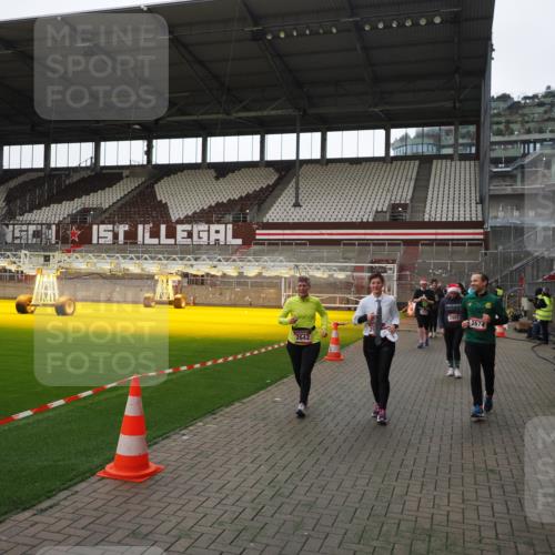 07.12.2025 - St. Pauli X-Mass-Run No. 15 Fabian Wolf http://msf.ph/oto/9398479 07.12.2025 10:51:34 Ziel 275, 1047, 2103, 2105, 2327, 2332, 2642, 2643, 2674, 2959, 4862 meine-sportfotos.de