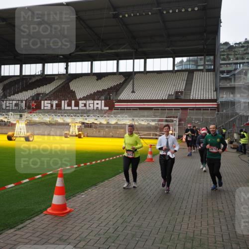 07.12.2025 - St. Pauli X-Mass-Run No. 15 Fabian Wolf http://msf.ph/oto/9398480 07.12.2025 10:51:34 Ziel 275, 1047, 2103, 2105, 2327, 2332, 2642, 2643, 2674, 2959, 4862 meine-sportfotos.de