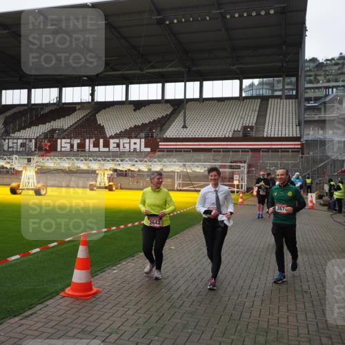 07.12.2025 - St. Pauli X-Mass-Run No. 15 Fabian Wolf http://msf.ph/oto/9398483 07.12.2025 10:51:35 Ziel 275, 1047, 2103, 2105, 2327, 2332, 2642, 2643, 2674, 2959, 4862 meine-sportfotos.de