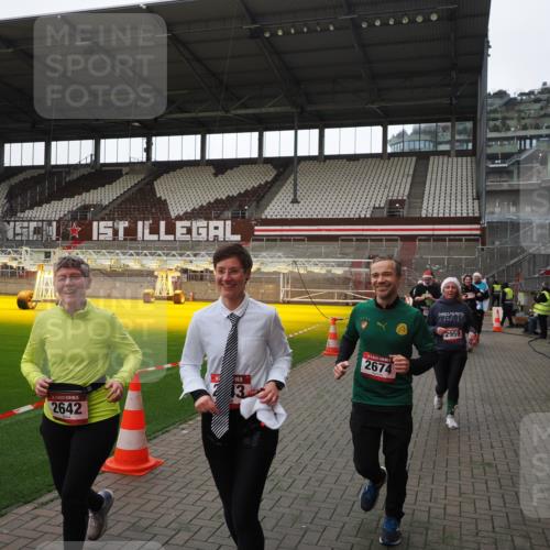 07.12.2025 - St. Pauli X-Mass-Run No. 15 Fabian Wolf http://msf.ph/oto/9398489 07.12.2025 10:51:36 Ziel 275, 1047, 2103, 2105, 2327, 2332, 2553, 2642, 2643, 2674, 2959, 4862 meine-sportfotos.de