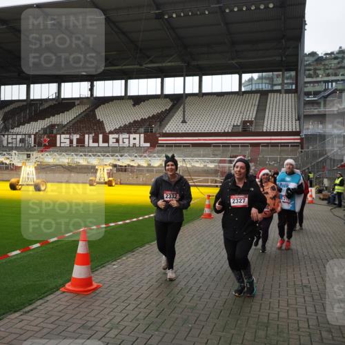 07.12.2025 - St. Pauli X-Mass-Run No. 15 Fabian Wolf http://msf.ph/oto/9398502 07.12.2025 10:51:41 Ziel 275, 1047, 2103, 2105, 2327, 2332, 2553, 2642, 2643, 2674, 2959, 4862 meine-sportfotos.de
