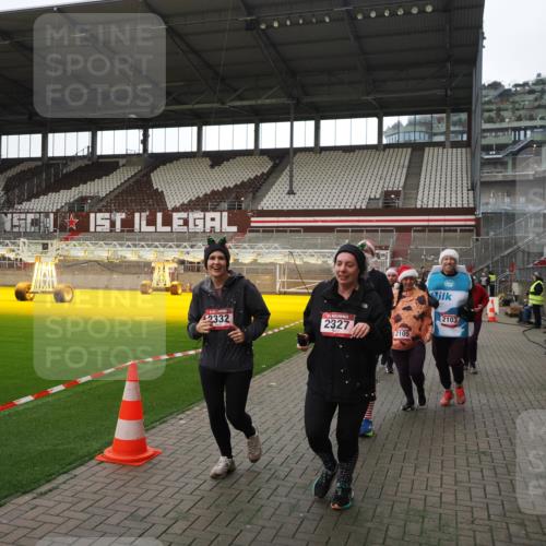 07.12.2025 - St. Pauli X-Mass-Run No. 15 Fabian Wolf http://msf.ph/oto/9398504 07.12.2025 10:51:41 Ziel 275, 1047, 2103, 2105, 2327, 2332, 2553, 2642, 2643, 2674, 2959, 4862 meine-sportfotos.de