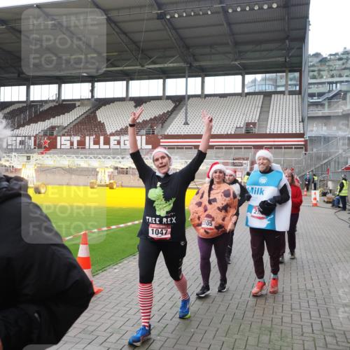 07.12.2025 - St. Pauli X-Mass-Run No. 15 Fabian Wolf http://msf.ph/oto/9398509 07.12.2025 10:51:43 Ziel 275, 328, 1047, 2103, 2105, 2327, 2332, 2553, 2642, 2643, 2674, 2959, 3223, 3228, 4862 meine-sportfotos.de