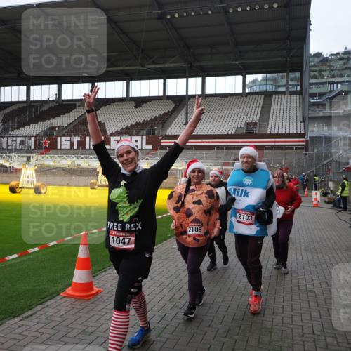 07.12.2025 - St. Pauli X-Mass-Run No. 15 Fabian Wolf http://msf.ph/oto/9398511 07.12.2025 10:51:43 Ziel 275, 328, 1047, 2103, 2105, 2327, 2332, 2553, 2642, 2643, 2674, 2959, 3223, 3228, 4862 meine-sportfotos.de