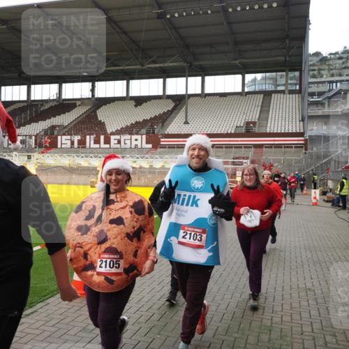 07.12.2025 - St. Pauli X-Mass-Run No. 15 Fabian Wolf http://msf.ph/oto/9398515 07.12.2025 10:51:44 Ziel 275, 328, 1047, 2103, 2105, 2327, 2332, 2553, 2593, 2607, 2642, 2643, 2674, 2959, 3223, 3228, 4862 meine-sportfotos.de
