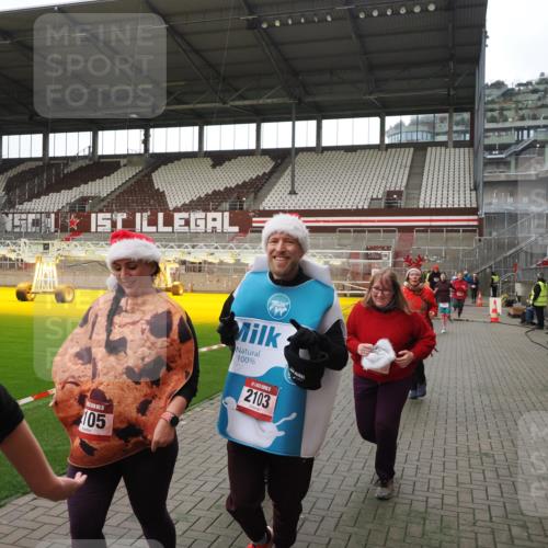 07.12.2025 - St. Pauli X-Mass-Run No. 15 Fabian Wolf http://msf.ph/oto/9398516 07.12.2025 10:51:44 Ziel 275, 328, 1047, 2103, 2105, 2327, 2332, 2553, 2593, 2607, 2642, 2643, 2674, 2959, 3223, 3228, 4862 meine-sportfotos.de