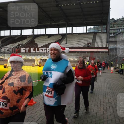 07.12.2025 - St. Pauli X-Mass-Run No. 15 Fabian Wolf http://msf.ph/oto/9398517 07.12.2025 10:51:44 Ziel 275, 328, 1047, 2103, 2105, 2327, 2332, 2553, 2593, 2607, 2642, 2643, 2674, 2959, 3223, 3228, 4862 meine-sportfotos.de