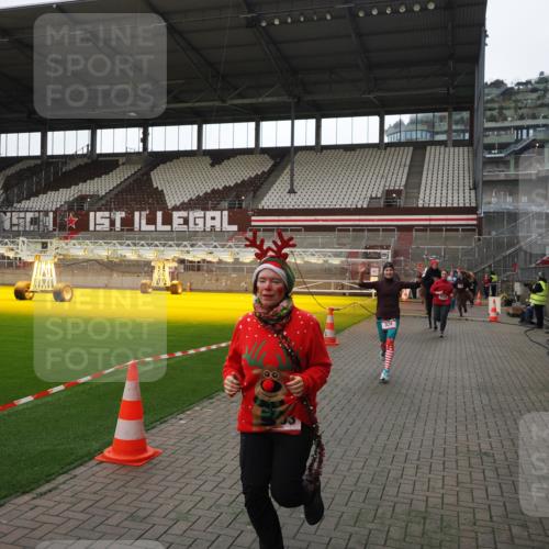 07.12.2025 - St. Pauli X-Mass-Run No. 15 Fabian Wolf http://msf.ph/oto/9398520 07.12.2025 10:51:46 Ziel 275, 328, 1047, 2103, 2105, 2327, 2332, 2553, 2593, 2607, 2836, 2837, 2959, 3223, 3228, 4862 meine-sportfotos.de