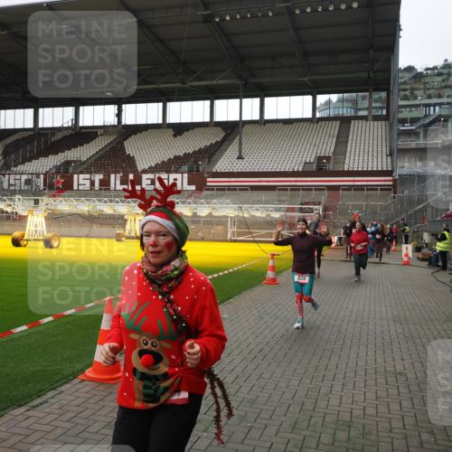 07.12.2025 - St. Pauli X-Mass-Run No. 15 Fabian Wolf http://msf.ph/oto/9398522 07.12.2025 10:51:47 Ziel 275, 328, 1047, 1964, 1984, 2103, 2105, 2327, 2332, 2553, 2593, 2607, 2836, 2837, 3223, 3228, 4862 meine-sportfotos.de