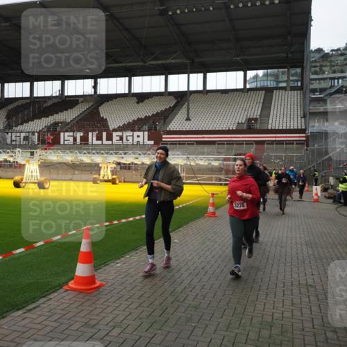 07.12.2025 - St. Pauli X-Mass-Run No. 15 Fabian Wolf http://msf.ph/oto/9398531 07.12.2025 10:51:50 Ziel 275, 328, 1964, 1982, 1984, 2103, 2105, 2165, 2327, 2332, 2553, 2593, 2607, 2836, 2837, 3223, 3228, 4862 meine-sportfotos.de