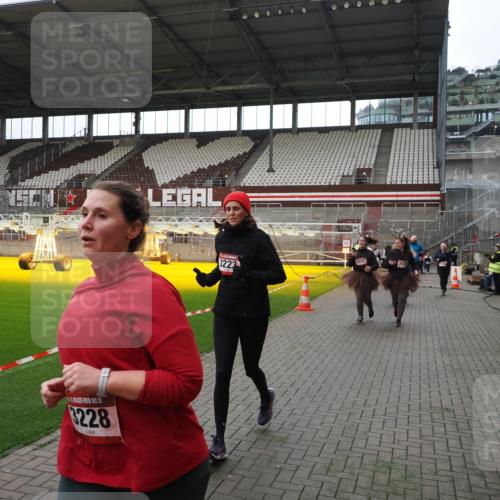 07.12.2025 - St. Pauli X-Mass-Run No. 15 Fabian Wolf http://msf.ph/oto/9398536 07.12.2025 10:51:51 Ziel 275, 328, 1964, 1982, 1984, 2103, 2105, 2165, 2327, 2332, 2553, 2593, 2607, 2836, 2837, 3223, 3228, 4862 meine-sportfotos.de