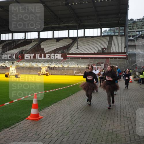 07.12.2025 - St. Pauli X-Mass-Run No. 15 Fabian Wolf http://msf.ph/oto/9398541 07.12.2025 10:51:53 Ziel 275, 328, 1964, 1982, 1984, 2165, 2287, 2289, 2553, 2593, 2607, 2836, 2837, 3223, 3228, 4550, 4862 meine-sportfotos.de