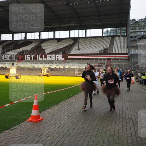 07.12.2025 - St. Pauli X-Mass-Run No. 15 Fabian Wolf http://msf.ph/oto/9398542 07.12.2025 10:51:53 Ziel 275, 328, 1964, 1982, 1984, 2165, 2287, 2289, 2553, 2593, 2607, 2836, 2837, 3223, 3228, 4550, 4862 meine-sportfotos.de