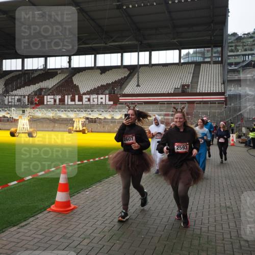 07.12.2025 - St. Pauli X-Mass-Run No. 15 Fabian Wolf http://msf.ph/oto/9398546 07.12.2025 10:51:54 Ziel 328, 1964, 1982, 1984, 2165, 2287, 2289, 2553, 2593, 2607, 2836, 2837, 3223, 3228, 4550 meine-sportfotos.de