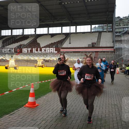 07.12.2025 - St. Pauli X-Mass-Run No. 15 Fabian Wolf http://msf.ph/oto/9398547 07.12.2025 10:51:54 Ziel 328, 1964, 1982, 1984, 2165, 2287, 2289, 2553, 2593, 2607, 2836, 2837, 3223, 3228, 4550 meine-sportfotos.de