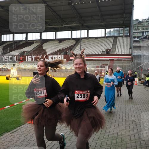 07.12.2025 - St. Pauli X-Mass-Run No. 15 Fabian Wolf http://msf.ph/oto/9398550 07.12.2025 10:51:55 Ziel 328, 1964, 1982, 1984, 2165, 2287, 2289, 2553, 2593, 2607, 2836, 2837, 3223, 3228, 4550 meine-sportfotos.de