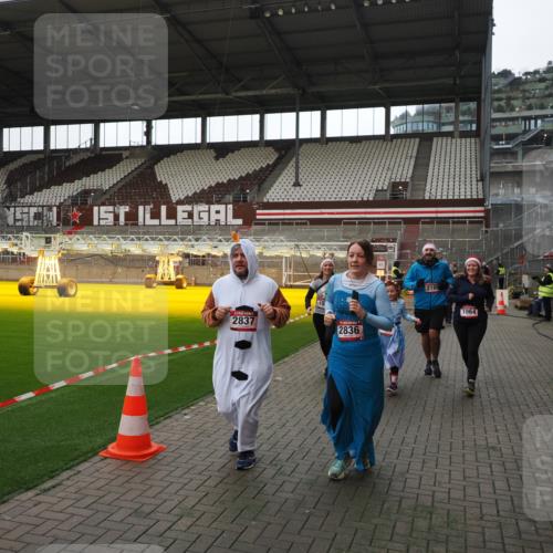 07.12.2025 - St. Pauli X-Mass-Run No. 15 Fabian Wolf http://msf.ph/oto/9398551 07.12.2025 10:51:56 Ziel 328, 1964, 1982, 1984, 2165, 2287, 2289, 2553, 2593, 2607, 2836, 2837, 3223, 3228, 4550 meine-sportfotos.de