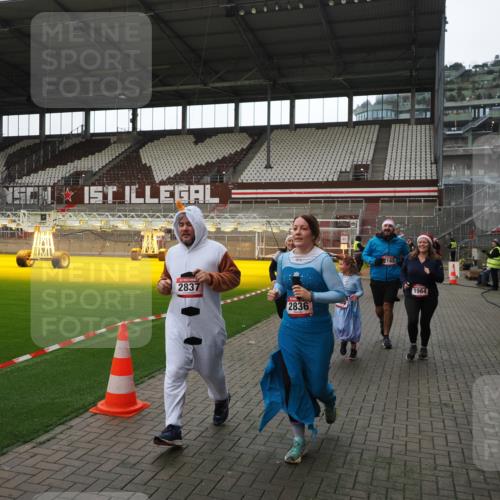 07.12.2025 - St. Pauli X-Mass-Run No. 15 Fabian Wolf http://msf.ph/oto/9398552 07.12.2025 10:51:56 Ziel 328, 1964, 1982, 1984, 2165, 2287, 2289, 2553, 2593, 2607, 2836, 2837, 3223, 3228, 4550 meine-sportfotos.de