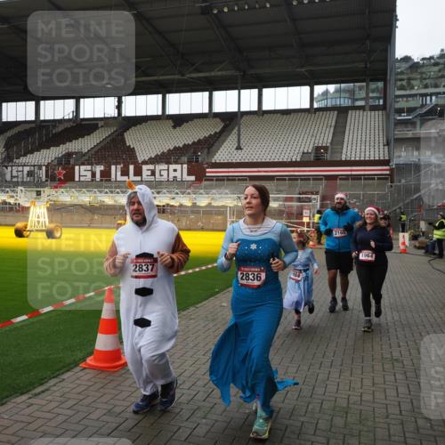 07.12.2025 - St. Pauli X-Mass-Run No. 15 Fabian Wolf http://msf.ph/oto/9398553 07.12.2025 10:51:56 Ziel 328, 1964, 1982, 1984, 2165, 2287, 2289, 2553, 2593, 2607, 2836, 2837, 3223, 3228, 4550 meine-sportfotos.de