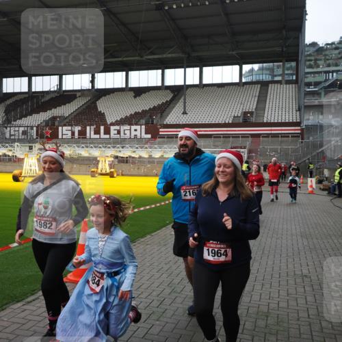07.12.2025 - St. Pauli X-Mass-Run No. 15 Fabian Wolf http://msf.ph/oto/9398560 07.12.2025 10:51:58 Ziel 328, 1964, 1982, 1984, 2165, 2287, 2289, 2592, 2593, 2607, 2661, 2836, 2837, 3223, 3228, 4550 meine-sportfotos.de