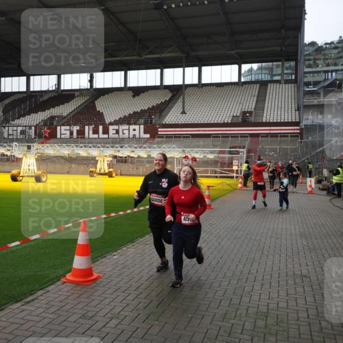07.12.2025 - St. Pauli X-Mass-Run No. 15 Fabian Wolf http://msf.ph/oto/9398566 07.12.2025 10:52:00 Ziel 328, 1964, 1982, 1984, 2165, 2287, 2289, 2592, 2593, 2607, 2661, 2836, 2837, 3223, 3228, 4550, 4879 meine-sportfotos.de