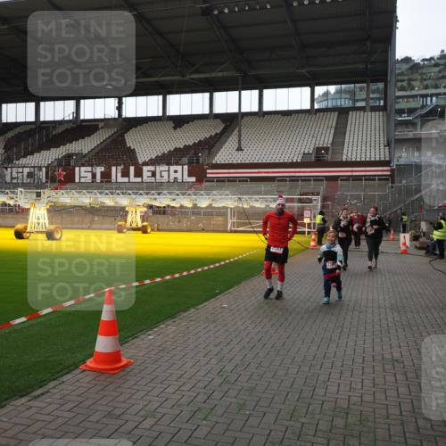 07.12.2025 - St. Pauli X-Mass-Run No. 15 Fabian Wolf http://msf.ph/oto/9398570 07.12.2025 10:52:03 Ziel 1964, 1982, 1984, 2165, 2287, 2289, 2592, 2593, 2607, 2661, 2836, 2837, 3228, 4550, 4865, 4879, 4880 meine-sportfotos.de