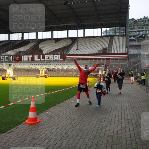07.12.2025 - St. Pauli X-Mass-Run No. 15 Fabian Wolf http://msf.ph/oto/9398573 07.12.2025 10:52:04 Ziel 1964, 1982, 1984, 2165, 2287, 2289, 2592, 2593, 2607, 2661, 2836, 2837, 4550, 4865, 4879, 4880 meine-sportfotos.de