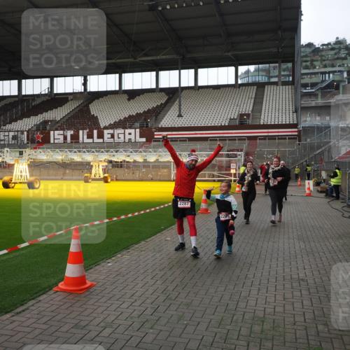 07.12.2025 - St. Pauli X-Mass-Run No. 15 Fabian Wolf http://msf.ph/oto/9398575 07.12.2025 10:52:05 Ziel 1964, 1982, 1984, 2165, 2287, 2289, 2592, 2661, 2836, 2837, 4550, 4865, 4879, 4880 meine-sportfotos.de