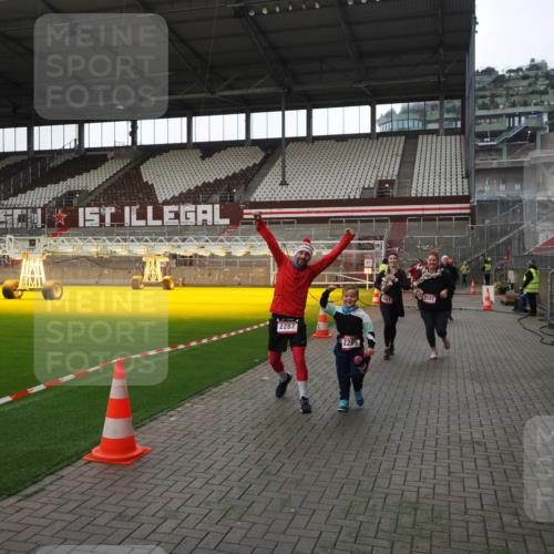 07.12.2025 - St. Pauli X-Mass-Run No. 15 Fabian Wolf http://msf.ph/oto/9398576 07.12.2025 10:52:05 Ziel 1964, 1982, 1984, 2165, 2287, 2289, 2592, 2661, 2836, 2837, 4550, 4865, 4879, 4880 meine-sportfotos.de