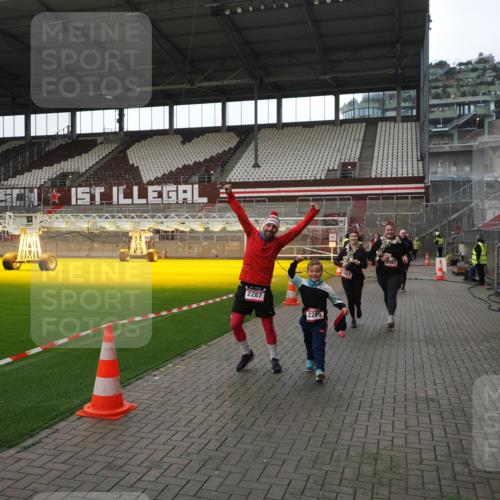 07.12.2025 - St. Pauli X-Mass-Run No. 15 Fabian Wolf http://msf.ph/oto/9398577 07.12.2025 10:52:05 Ziel 1964, 1982, 1984, 2165, 2287, 2289, 2592, 2661, 2836, 2837, 4550, 4865, 4879, 4880 meine-sportfotos.de