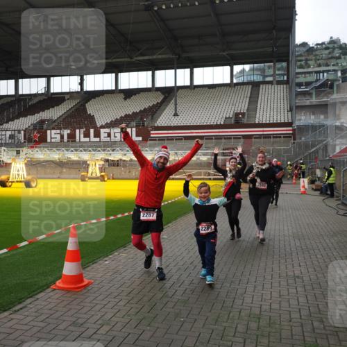 07.12.2025 - St. Pauli X-Mass-Run No. 15 Fabian Wolf http://msf.ph/oto/9398581 07.12.2025 10:52:06 Ziel 27, 1964, 1982, 1984, 2165, 2287, 2289, 2592, 2661, 2836, 2837, 4550, 4865, 4879, 4880 meine-sportfotos.de