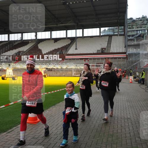 07.12.2025 - St. Pauli X-Mass-Run No. 15 Fabian Wolf http://msf.ph/oto/9398587 07.12.2025 10:52:07 Ziel 27, 1964, 1982, 1984, 2165, 2287, 2289, 2592, 2661, 4550, 4865, 4879, 4880 meine-sportfotos.de