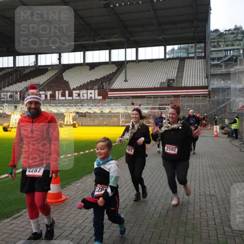 07.12.2025 - St. Pauli X-Mass-Run No. 15 Fabian Wolf http://msf.ph/oto/9398588 07.12.2025 10:52:07 Ziel 27, 1964, 1982, 1984, 2165, 2287, 2289, 2592, 2661, 4550, 4865, 4879, 4880 meine-sportfotos.de