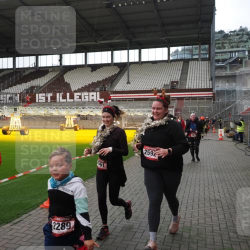 07.12.2025 - St. Pauli X-Mass-Run No. 15 Fabian Wolf http://msf.ph/oto/9398591 07.12.2025 10:52:08 Ziel 27, 1982, 2165, 2287, 2289, 2592, 2661, 4550, 4864, 4865, 4866, 4879, 4880 meine-sportfotos.de