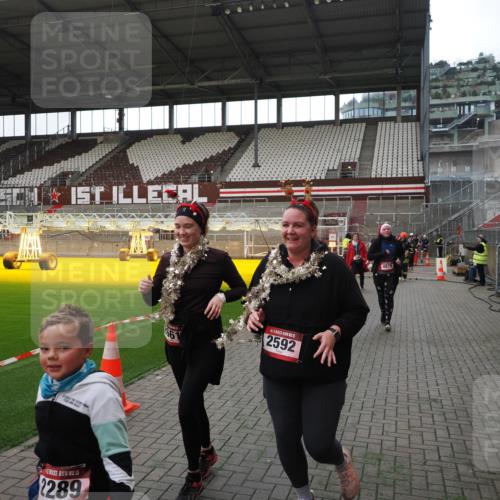07.12.2025 - St. Pauli X-Mass-Run No. 15 Fabian Wolf http://msf.ph/oto/9398592 07.12.2025 10:52:08 Ziel 27, 1982, 2165, 2287, 2289, 2592, 2661, 4550, 4864, 4865, 4866, 4879, 4880 meine-sportfotos.de